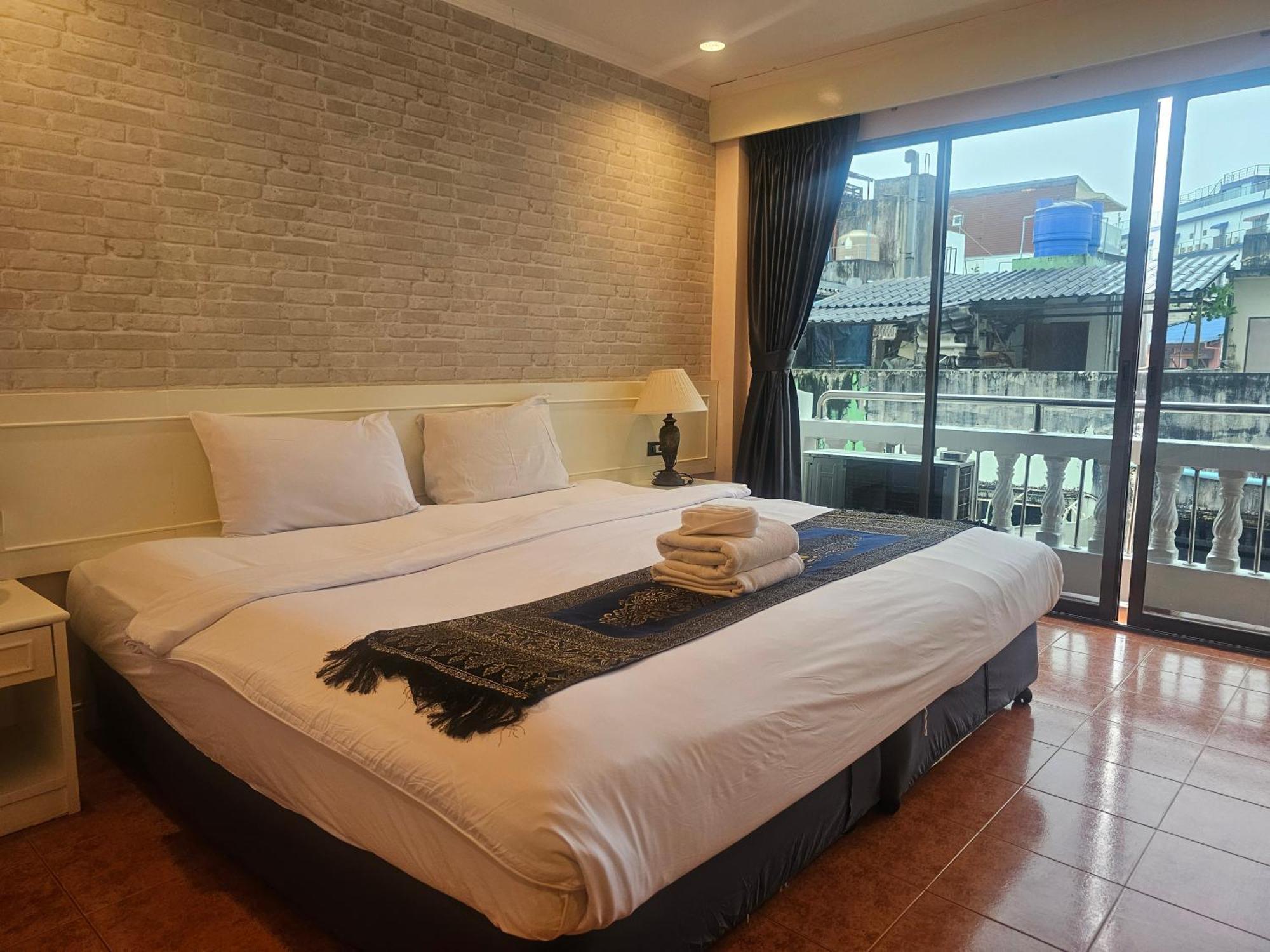 Patong Central Residence And Apartment Номер фото