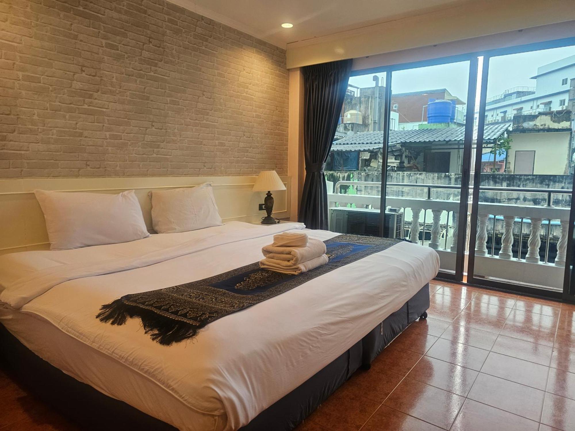 Patong Central Residence And Apartment Номер фото